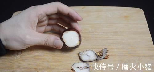 荸荠去皮原来这么简单，教你新办法，轻松剥出完整荸荠，太实用了