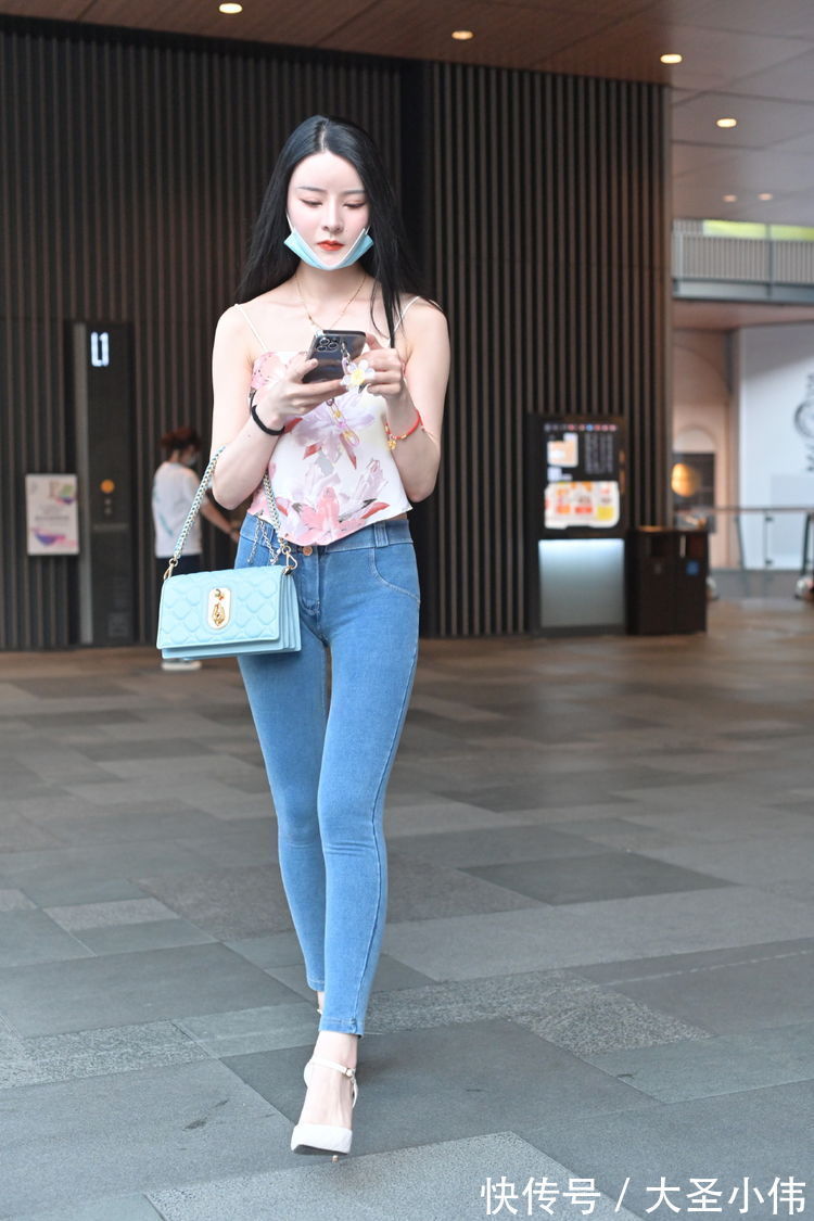 长靴|美女街拍:美女的打扮非常好看,黑色连衣裙修身显瘦,女人味十足,时尚迷人