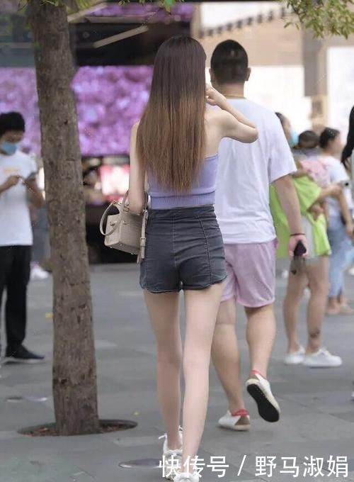 大街|“烂大街”的短裤T恤,被年轻女孩“玩坏”了,这么穿时髦又舒适