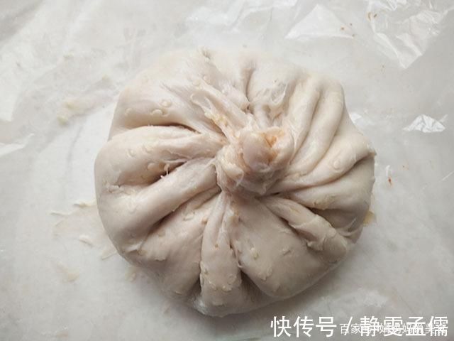 一块鸡胸肉几张手抓饼，腌制好烙一烙，皮薄如纸馅鲜香，简单好吃