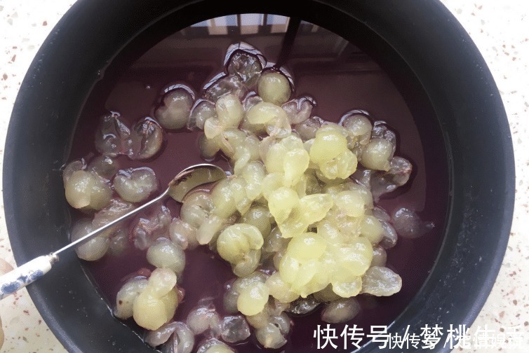 葡萄皮|洗葡萄,只会用盐水就错了!多加2样,虫子乖乖逃走,又快又干净