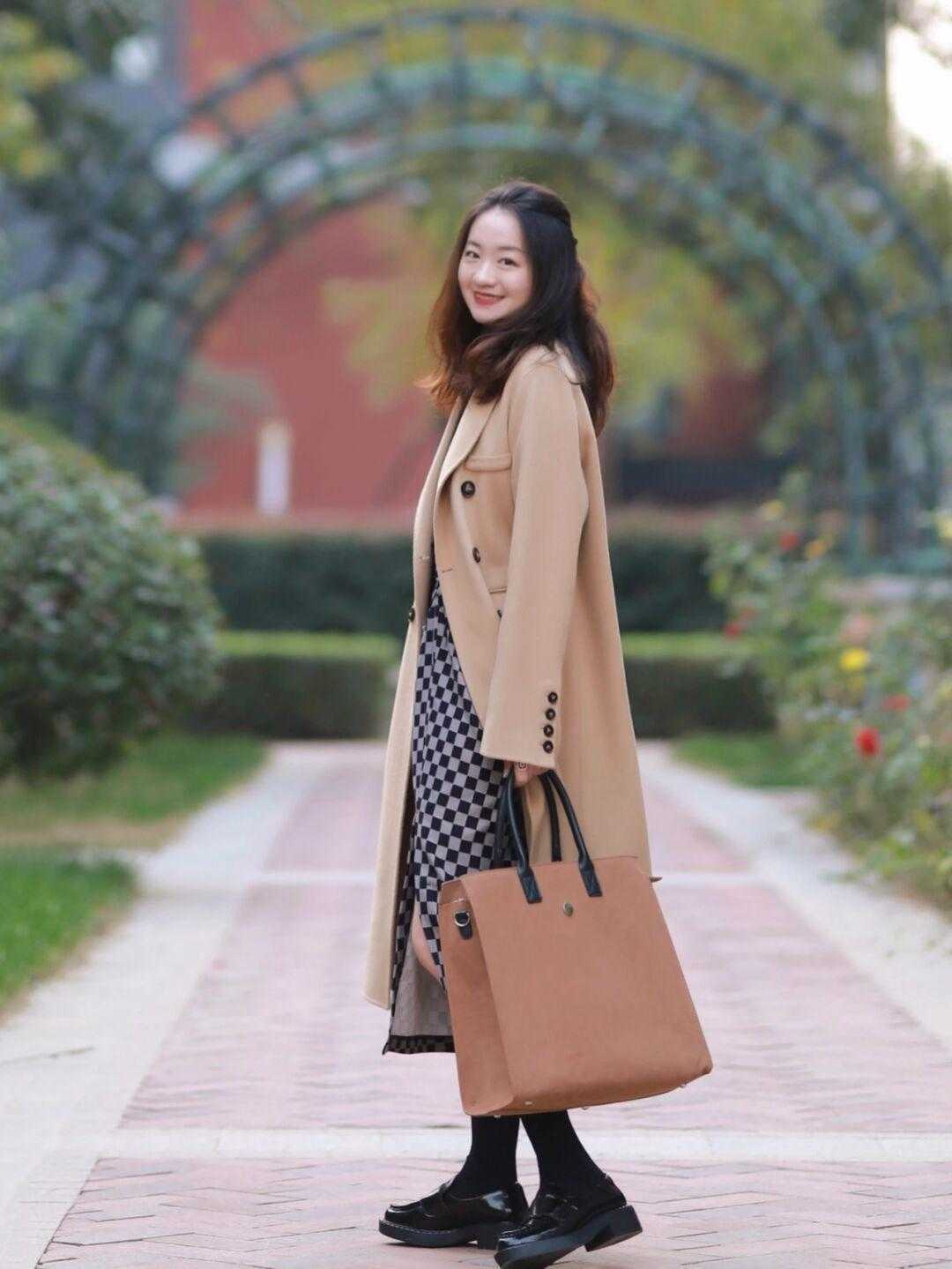 大衣 中年女性别乱穿衣,用大衣搭配这几件下装,精致显瘦又减龄