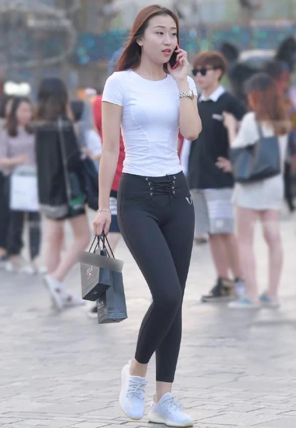 紧身衣 美丽女神魅力足,紧身服装令其性感迷人