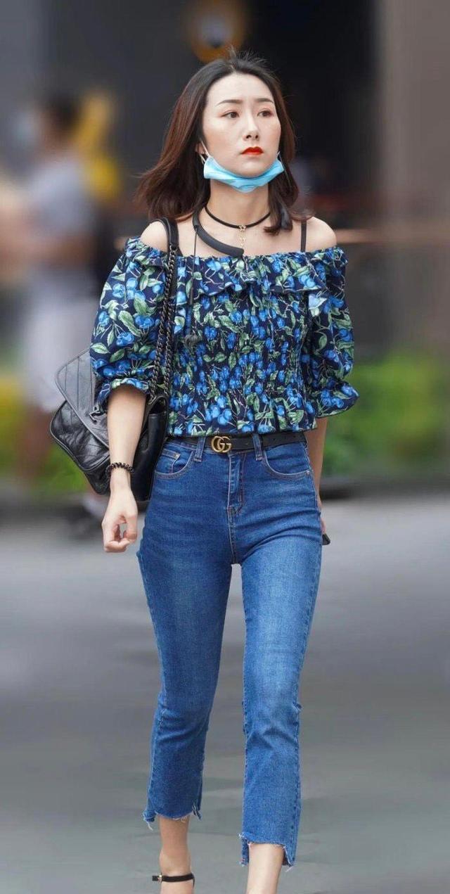 紧身牛仔裤这么穿才好看,配上一字肩,时尚又迷人