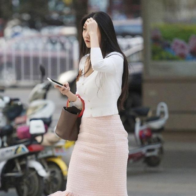 裙子|街拍小姐姐的穿搭非常少女,果然还是粉色的裙子最好看哦