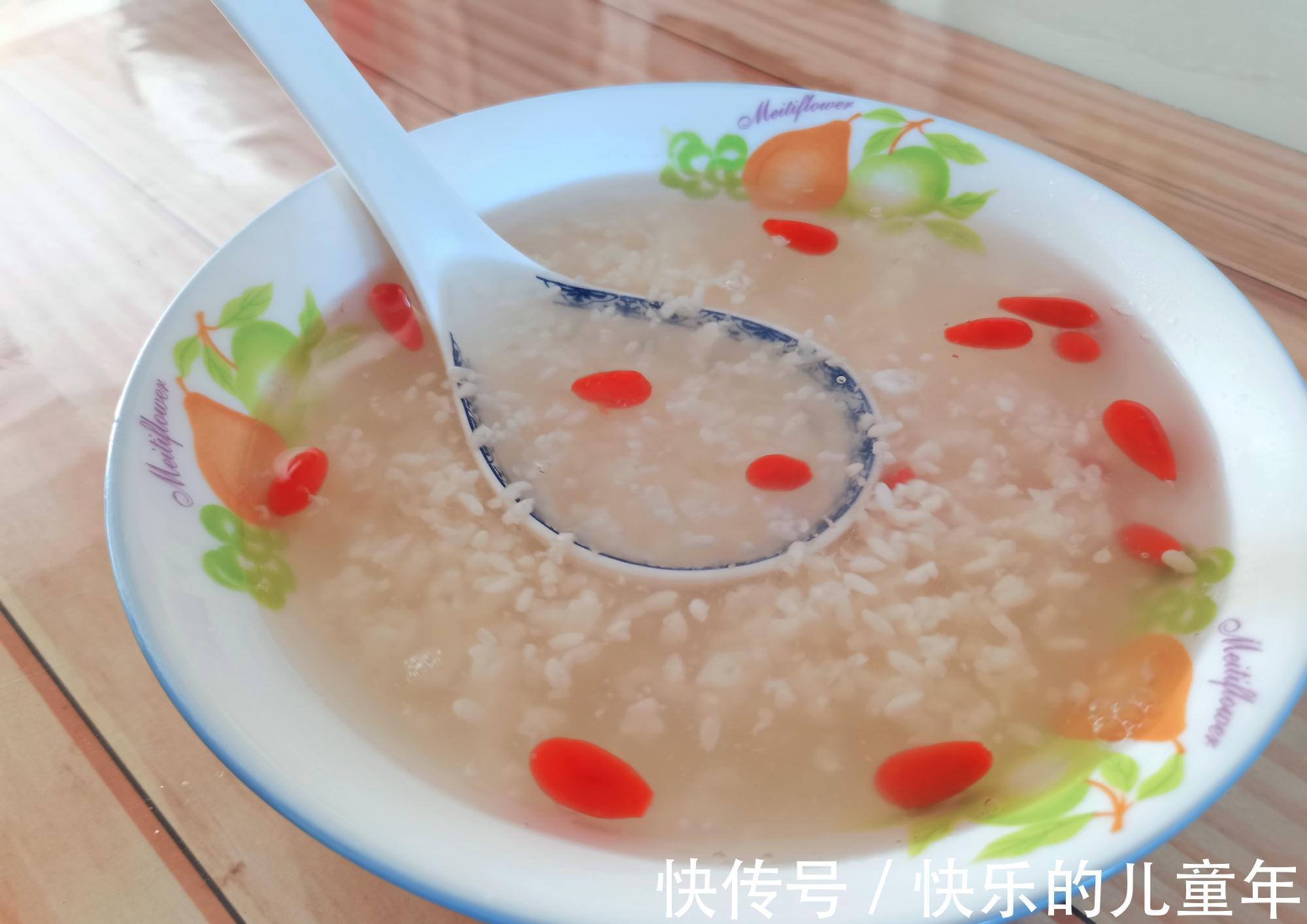 家常午饭两菜一汤,亮点是这碗汤,香甜可口,很适合女主人