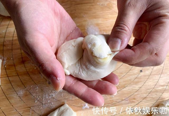 和面|烙饼怎么做才好吃？和面这一步做好，烙饼柔软又筋道，凉了都不硬