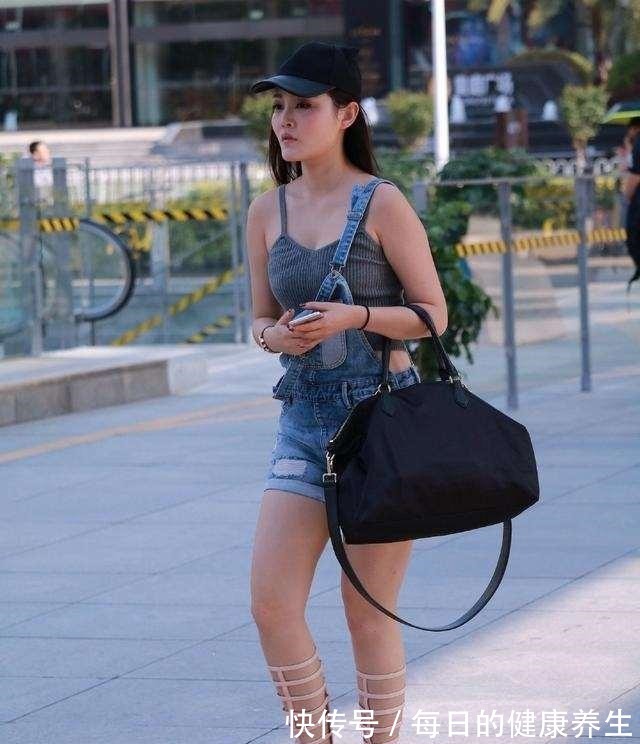 吊带 灰色紧身吊带搭配牛仔打底裤,穿出高级感,青春俏皮、青春活力!