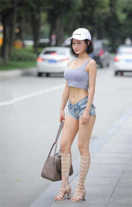 街拍时尚性感的小姐姐,仙女般的气质,凸显女神的魅力