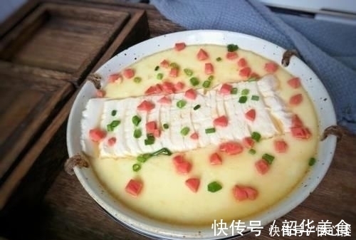 豆腐里打入两个鸡蛋，简单蒸一蒸，鲜嫩爽滑，营养健康特解馋