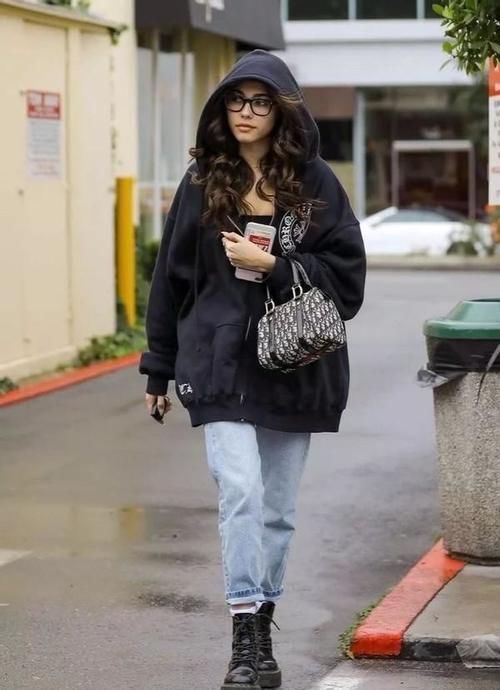 最近火了一种穿法:卫衣+小脚裤,洋气显瘦,承包整个春季的时尚