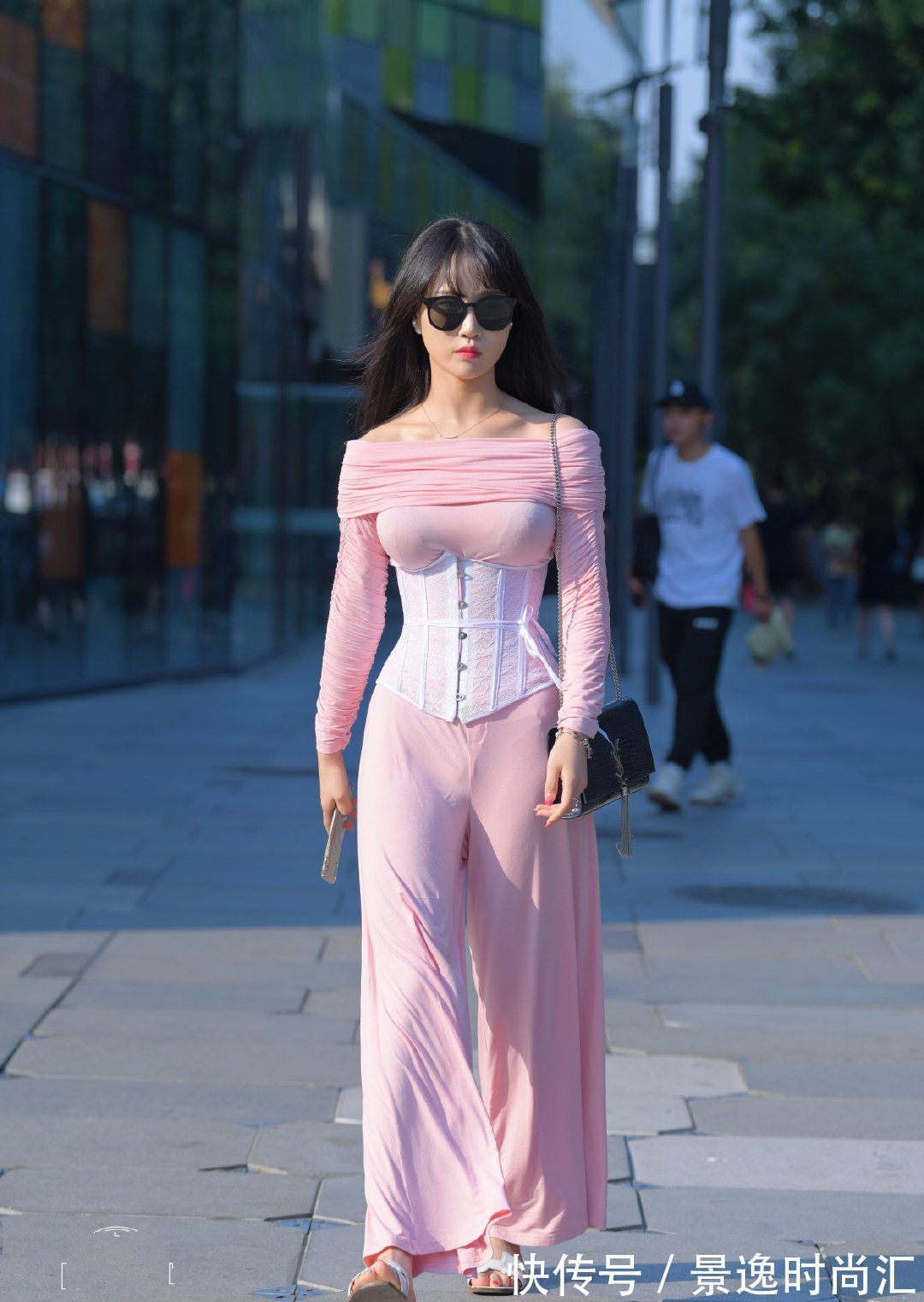 紧身裙 粉色是傻白甜的专属?这么搭配起来,让你减龄又甜美