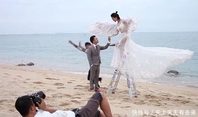 新娘在梯子上模仿天使，看到拍照成品后，新娘一脸不高兴要求退钱