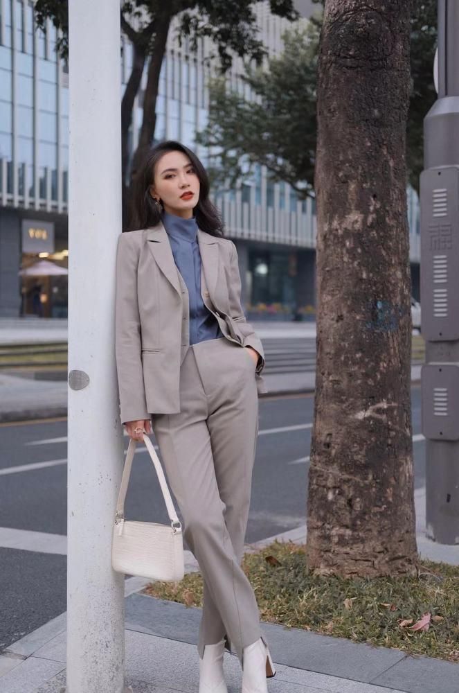 职场女王穿搭学卫公子凹造型,干练的同时,还特别的高级