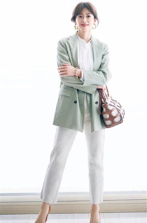 穿搭 卫衣牛仔裤都土掉渣了！流行这样穿，洋气显瘦又减龄