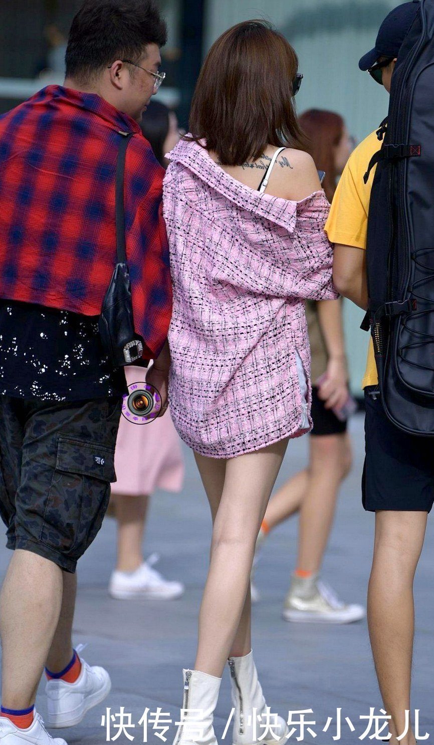 搭配牛仔短裤和粉色衬衫,有想不到的成熟美