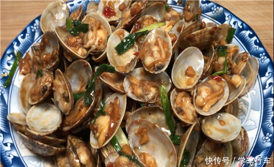 今天才知道,洗花蛤不能只加盐,老渔民用它泡一泡,花蛤狂吐沙!