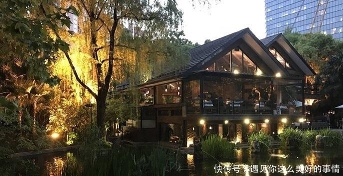 就在静安寺对面，曾是外国人墓园，繁华CBD也有如此恬静之地