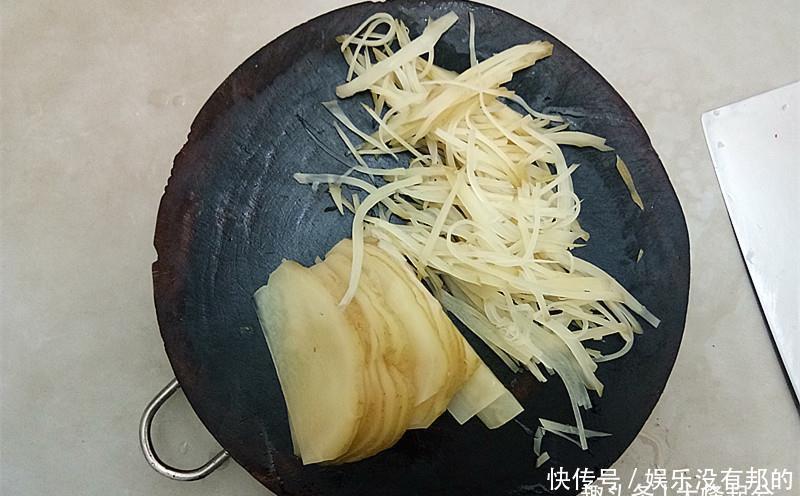 老北京酱咸菜丝，丝丝入味，夹空心小烧饼吃比肉还香