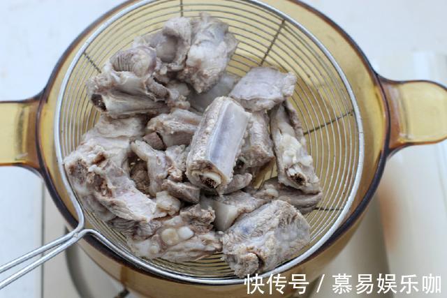 玉米|此菜虽然看着是一锅乱炖，却是超级美味又下饭，吃上就不想停嘴！