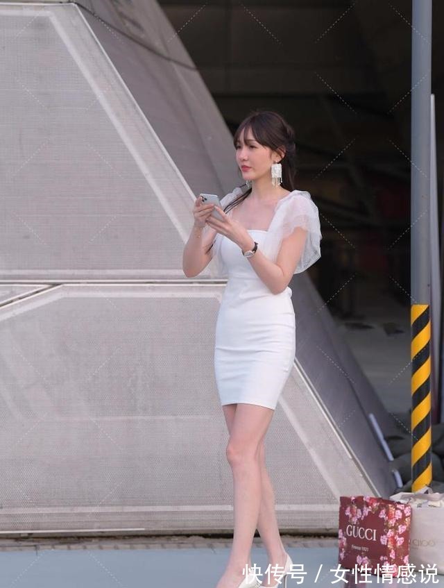 高跟鞋 白色连衣短裙搭配同色高跟鞋，青春减龄，宛如小仙女！