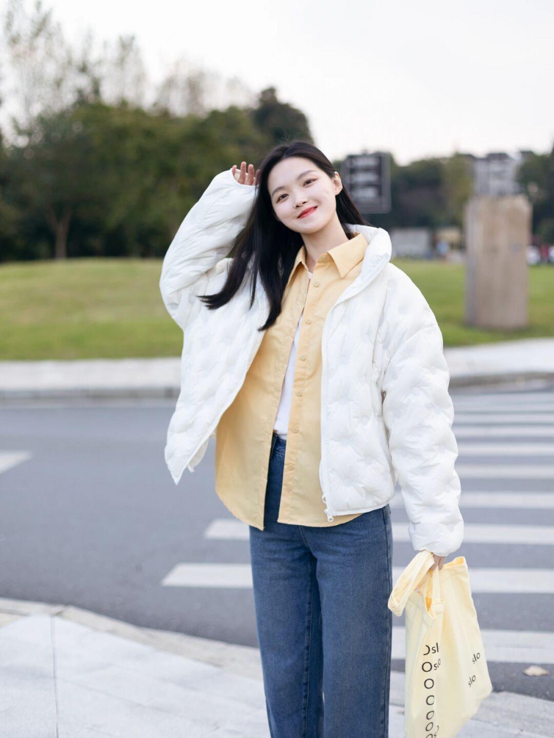 大衣|冬天就要穿得保暖还好看,蓝绿色大衣+白色西装裤,知性又优雅!