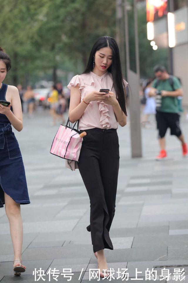 显得|优雅休闲下,造型显得丰富立体,气质也更显靓丽