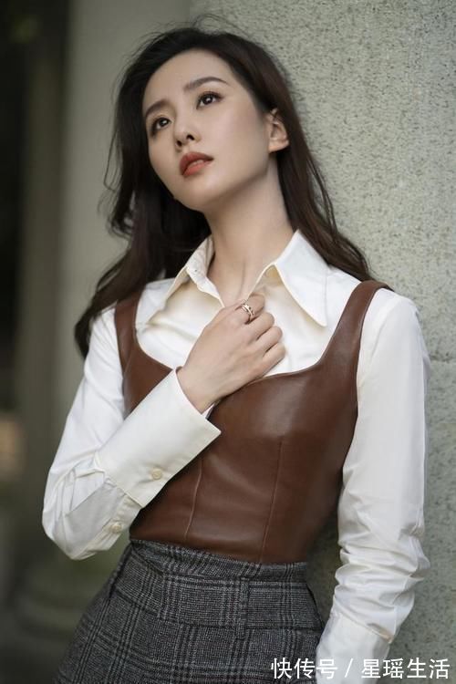 鳄鱼纹 气质美女穿小马甲凹造型,穿衬衫撑得“满当当”,摩登范太足