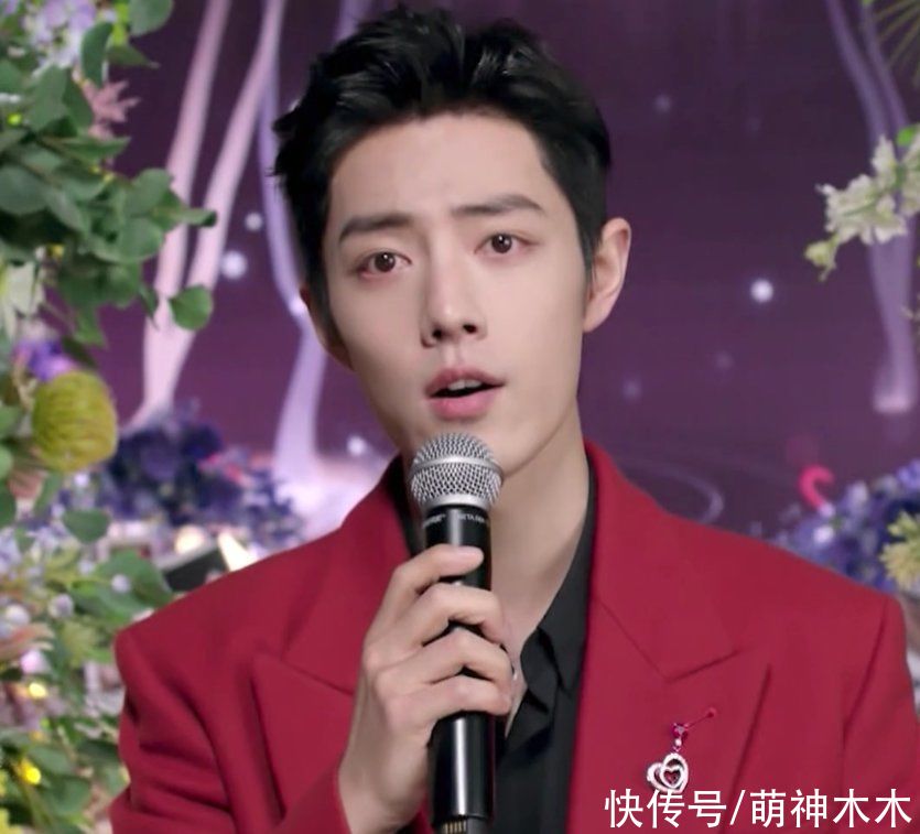 肖战连登三台春晚节目，跟黑豹乐队大玩摇滚炸街，五套造型换不停