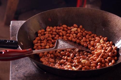 炒花生米时,直接放油是大错!多做这1步,出锅香脆,一周不返潮