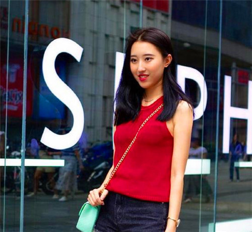 超短裙|路人街拍，芳菲妩媚的小姐姐，唯美的穿搭很动人，哪一位最美