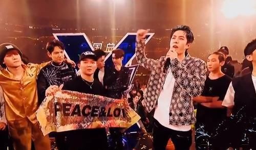 话筒 布布被节目组操控,拿到话筒的王一博,一秒变脸爆粗口说出内幕