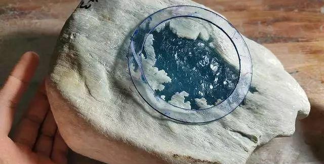  翡翠原石|皮薄如纸的木那原石，爆出2只高冰玻璃种手镯，心里顿时美滋滋的