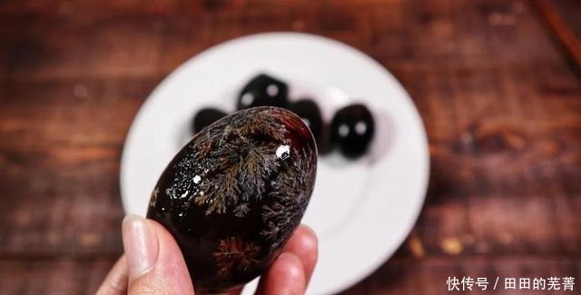 饭店大厨,皮蛋特别好吃,原来是这样切的,不沾刀,不散花