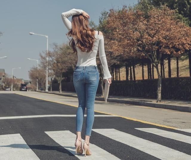 充满|气质美女玩街拍,穿T恤搭一条时尚的紧身牛仔裤,充满青春时尚感