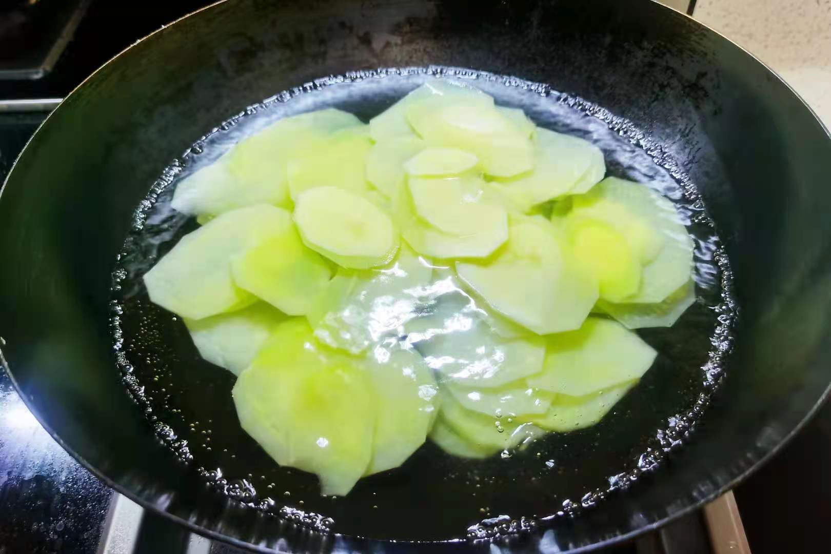 初伏即将到来,土豆的新鲜吃法,不炒也不炖,精神饱满迎初伏