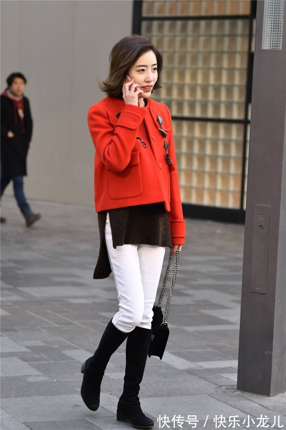 搭配 白色长裤搭配黑色长靴,对比色的穿搭,时尚又精致