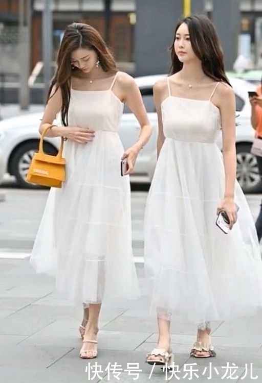 双胞胎姐妹穿同款裙子，打造纤细腰线，妩媚中带点小性感！