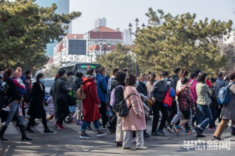 青岛：春节海边 人山人海