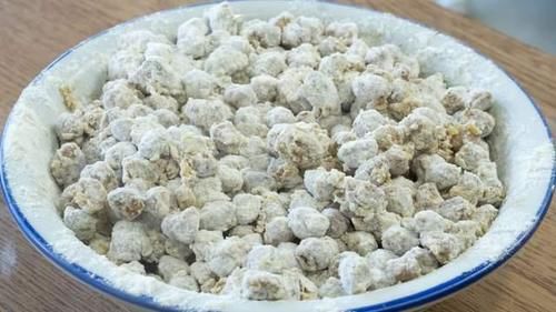 快过年了，我家花生米都不炒着吃了，打2个鸡蛋进去，美味又解馋