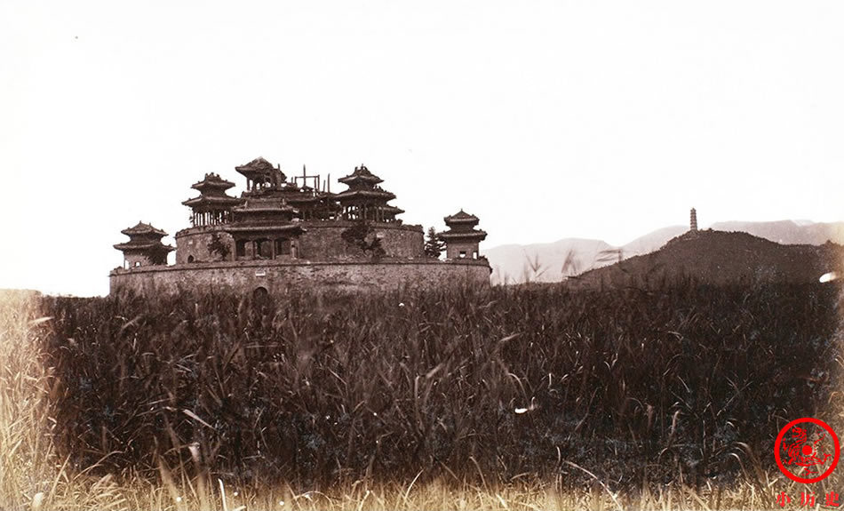 1870年老照片遭受破坏之后的颐和园，满地废墟杂草丛生