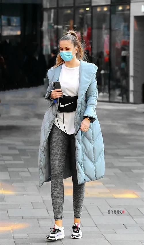 街拍：穿出轻盈之美的打底裤美女