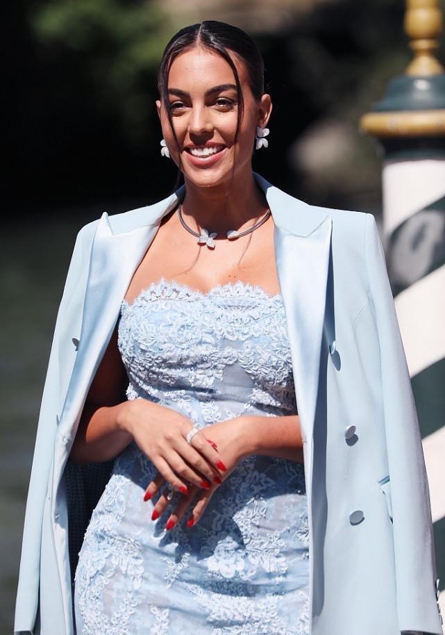 西装套装|C罗的女友身材太好了, 搭配外套都很妩媚, 能秀出自身女人味