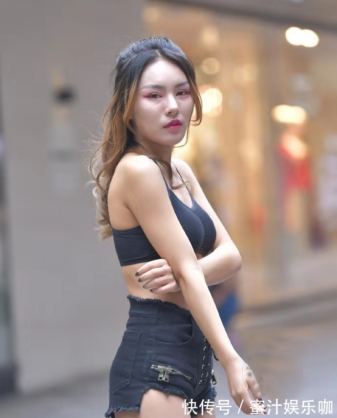 小姐姐 好看又显气质的基础款穿搭,短打背心+牛仔短裤,清新又有女人味