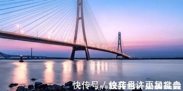 垂钓|长江该禁止钓鱼一男子长江“疯钓”野生白鱼,引网友怒怼