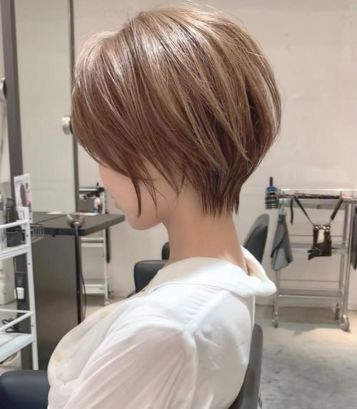 这才叫短发，不用烫就很美，立体减龄很修饰头型