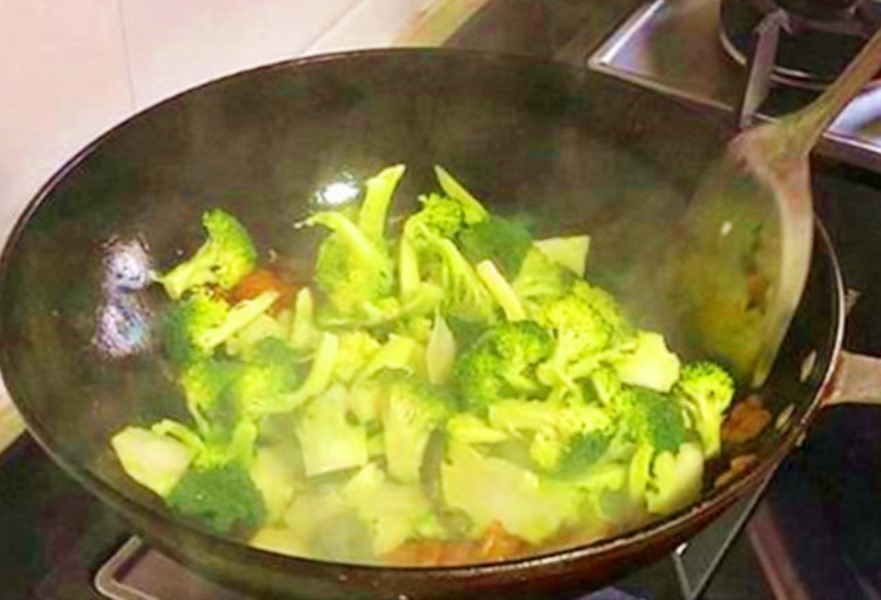 西兰花|炒西兰花,有人焯水、有人直接炒,都不对!教你正确做法,太香了