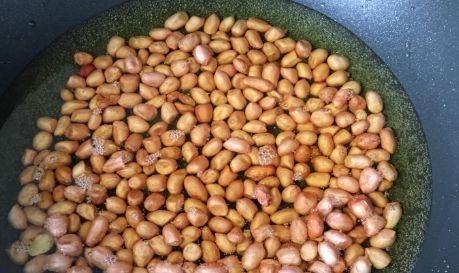 难怪|油炸花生米,热油还是凉油厨师都不对,难怪花生不香脆还回软