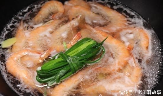 吃虾到底要不要去虾线60岁老渔民告诉你答案，很多人都被误导了