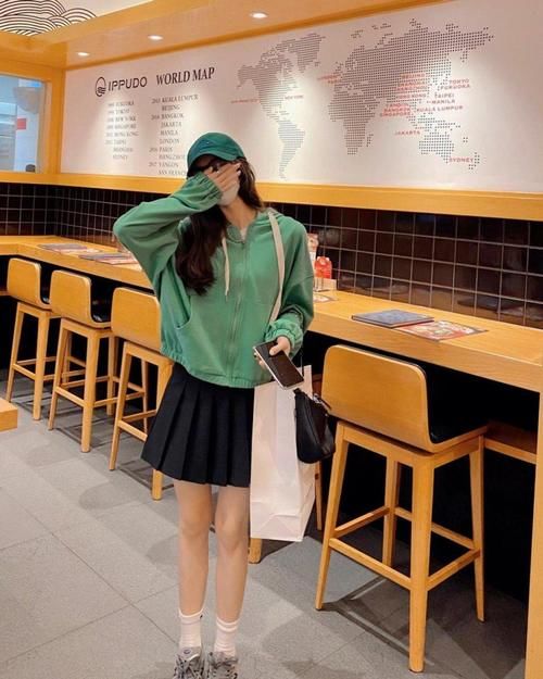 开春穿什么，卫衣+半身裙=时尚穿搭，这样搭配显瘦又显高